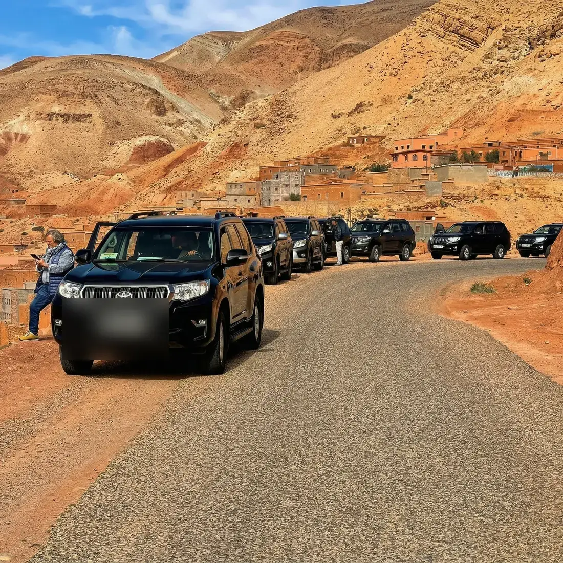 Toyota Prado sur la route d'un village de l'Atlas