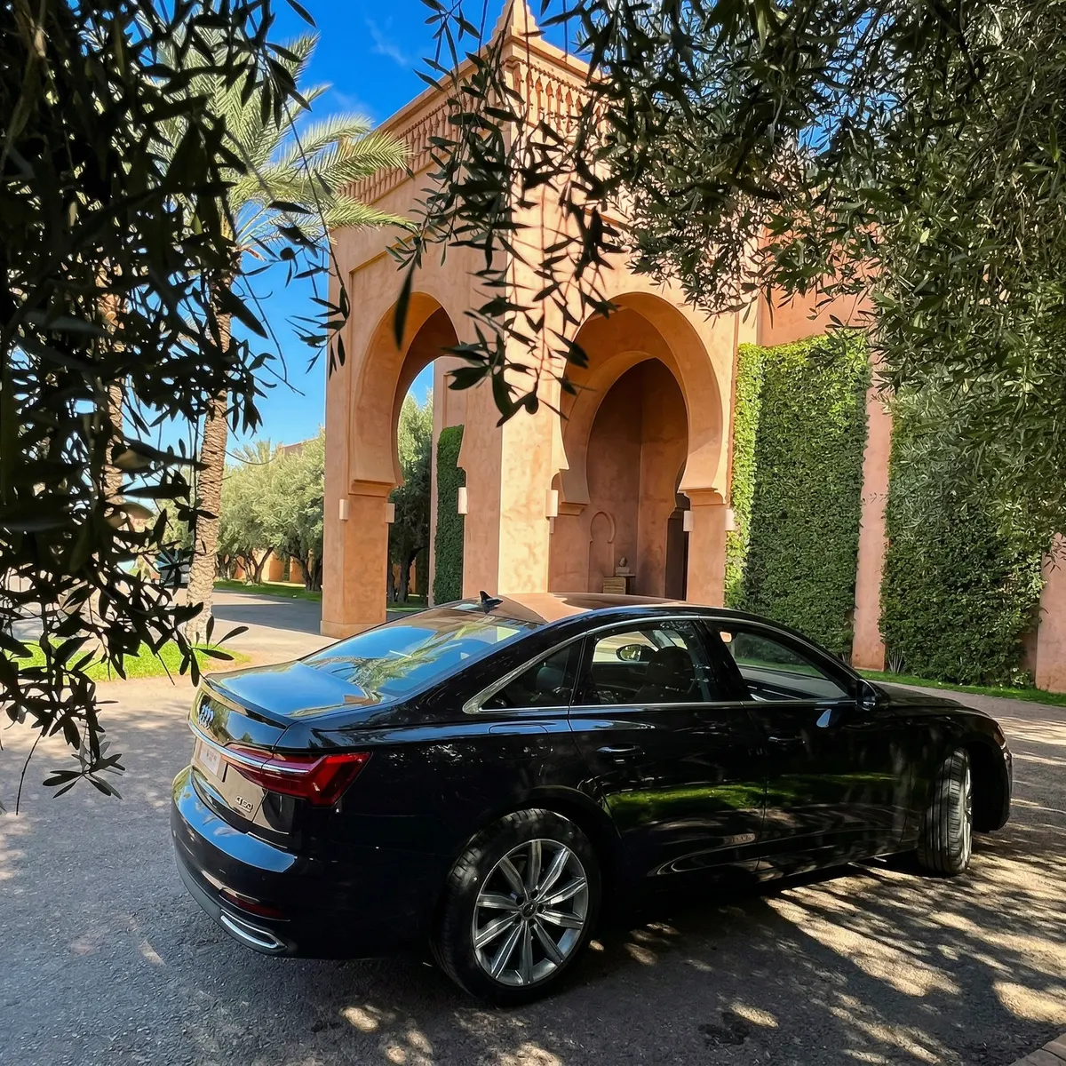 Audi A6 devant les arches d'un palace à Marrakech