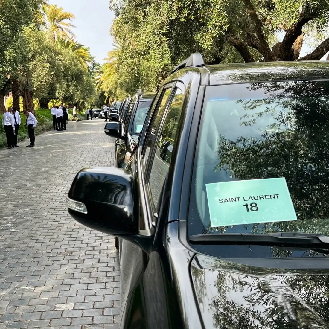 Flotte alignée avec chauffeurs pour un événement d'entreprise à Marrakech