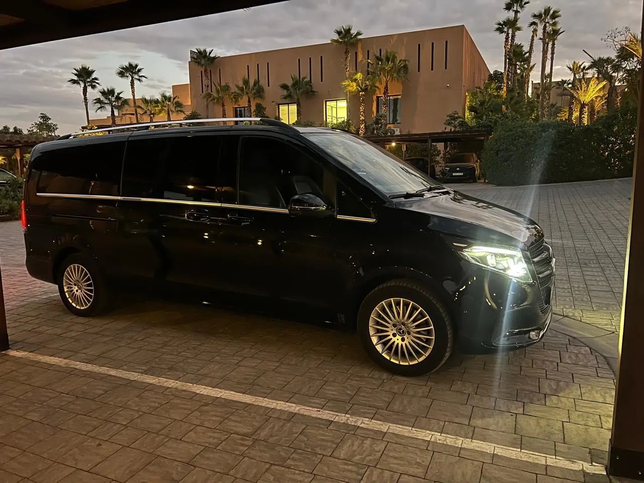 Mercedes V-Class devant un resort à Marrakech