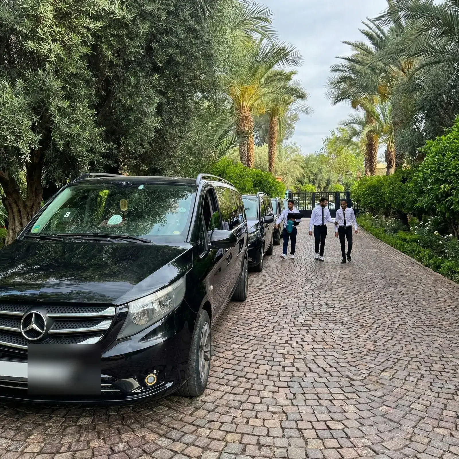 Flotte PlanMorocco et chauffeurs dans une allée de riad à Marrakech