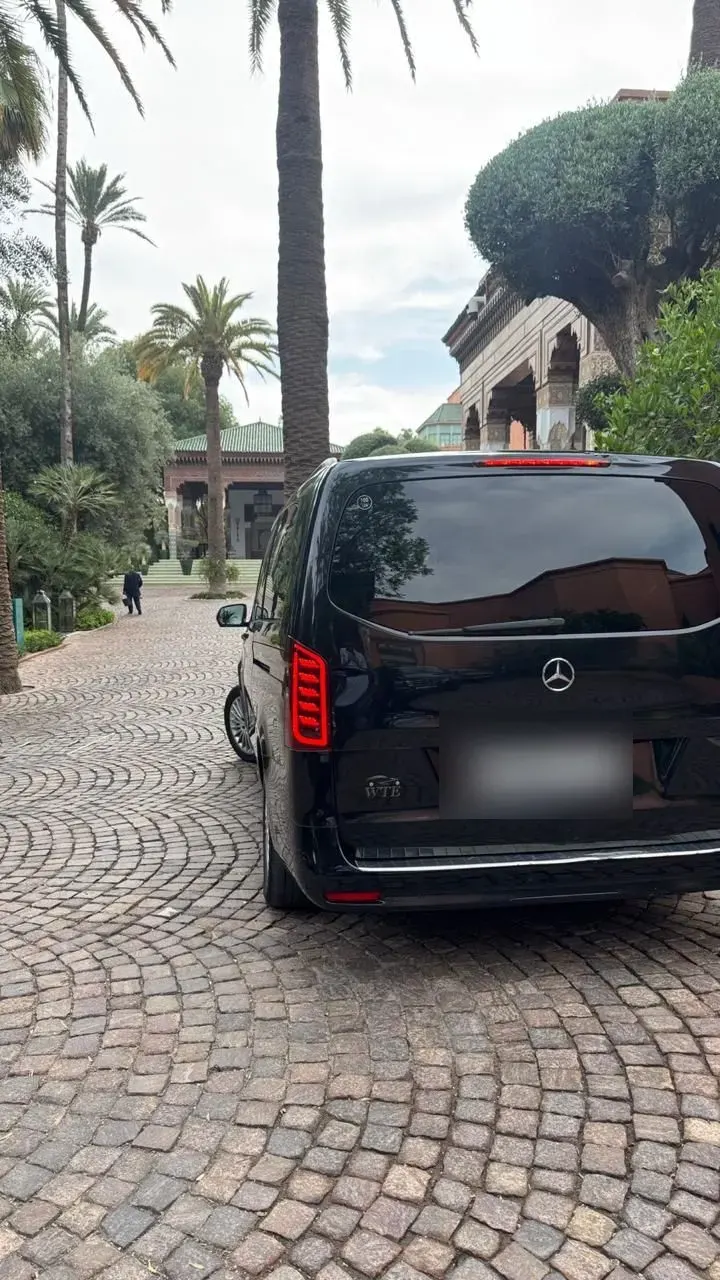 Mercedes Classe V devant un palace à Marrakech