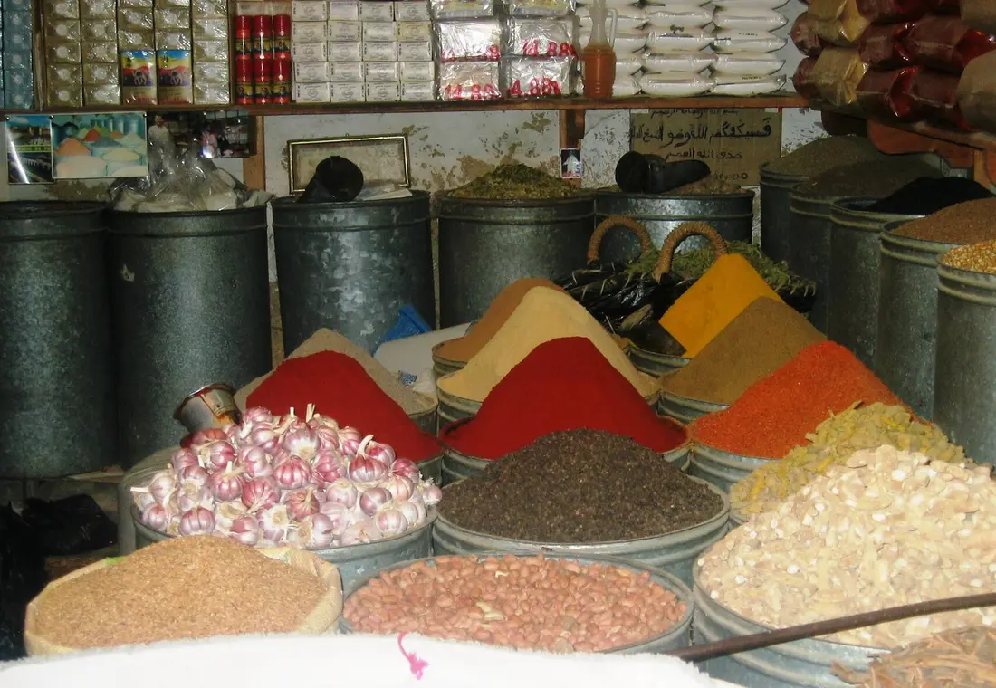 Cônes d'épices colorées sur un marché marocain